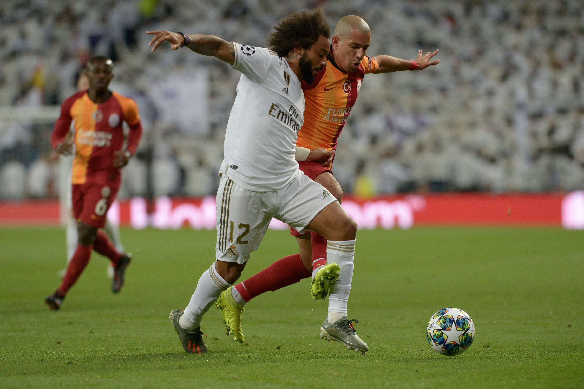 Marcelo disputa el balón.