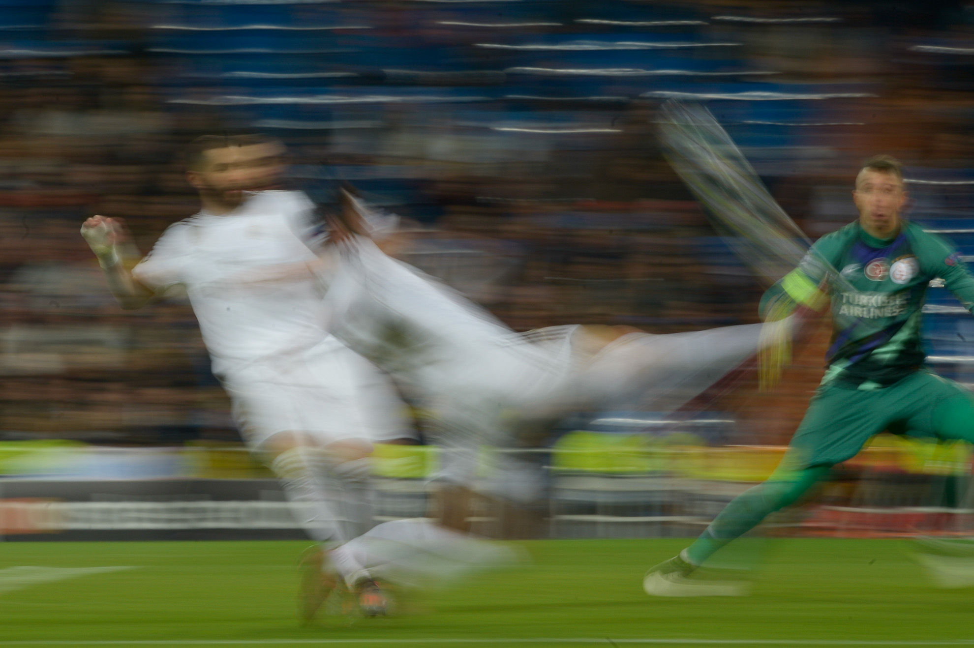 Jovic y Benzema durante el partido.