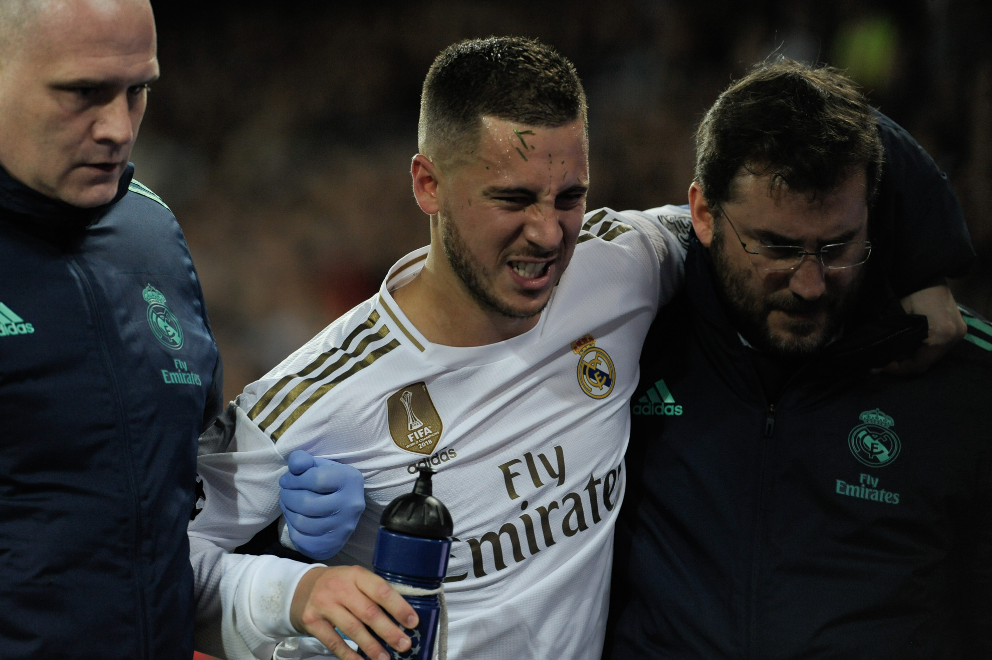 Hazard sale lesionado durante el partido.