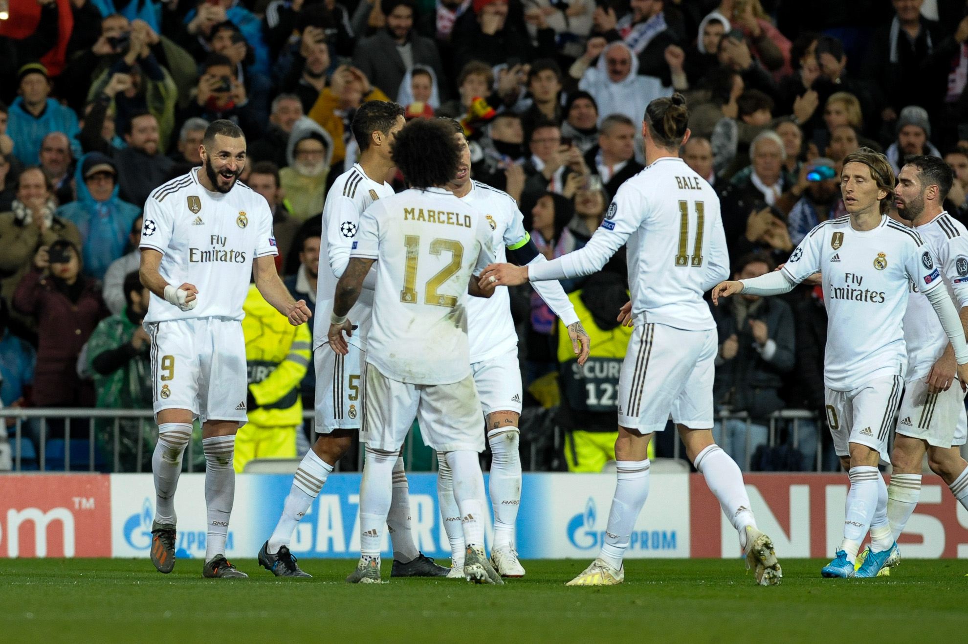 Benzema y sus compañeros festejan el segundo gol.