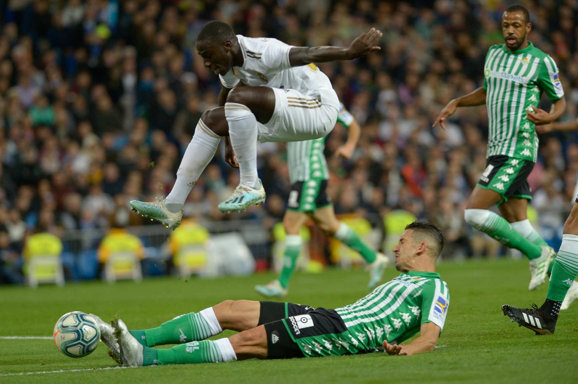 El francés Mendy durante el partido.