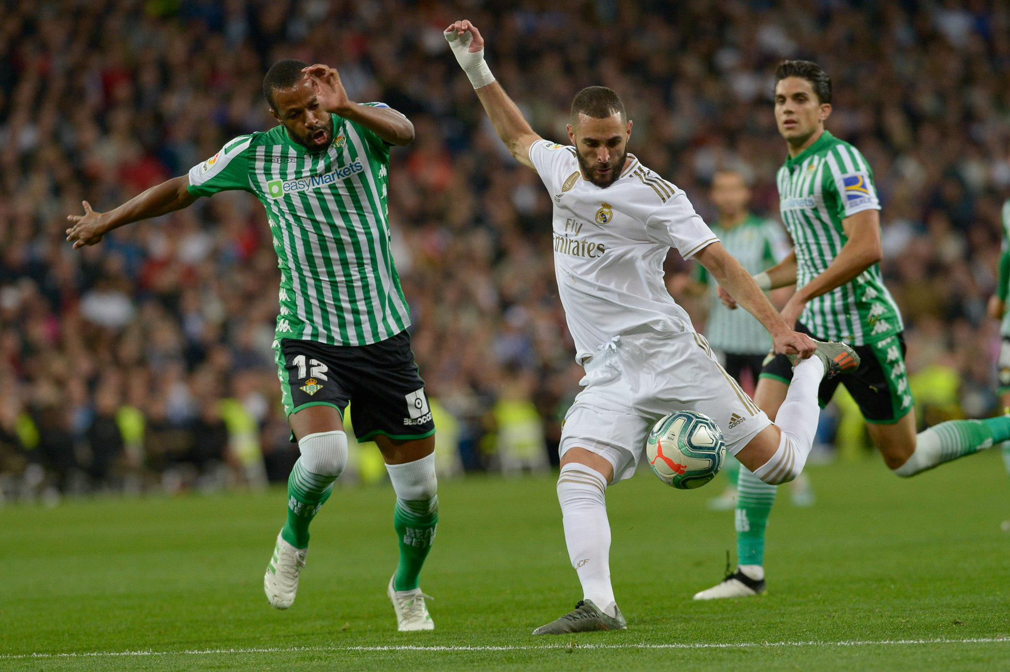 Karim Benzema disputa el balón durante el partido con el Betis.