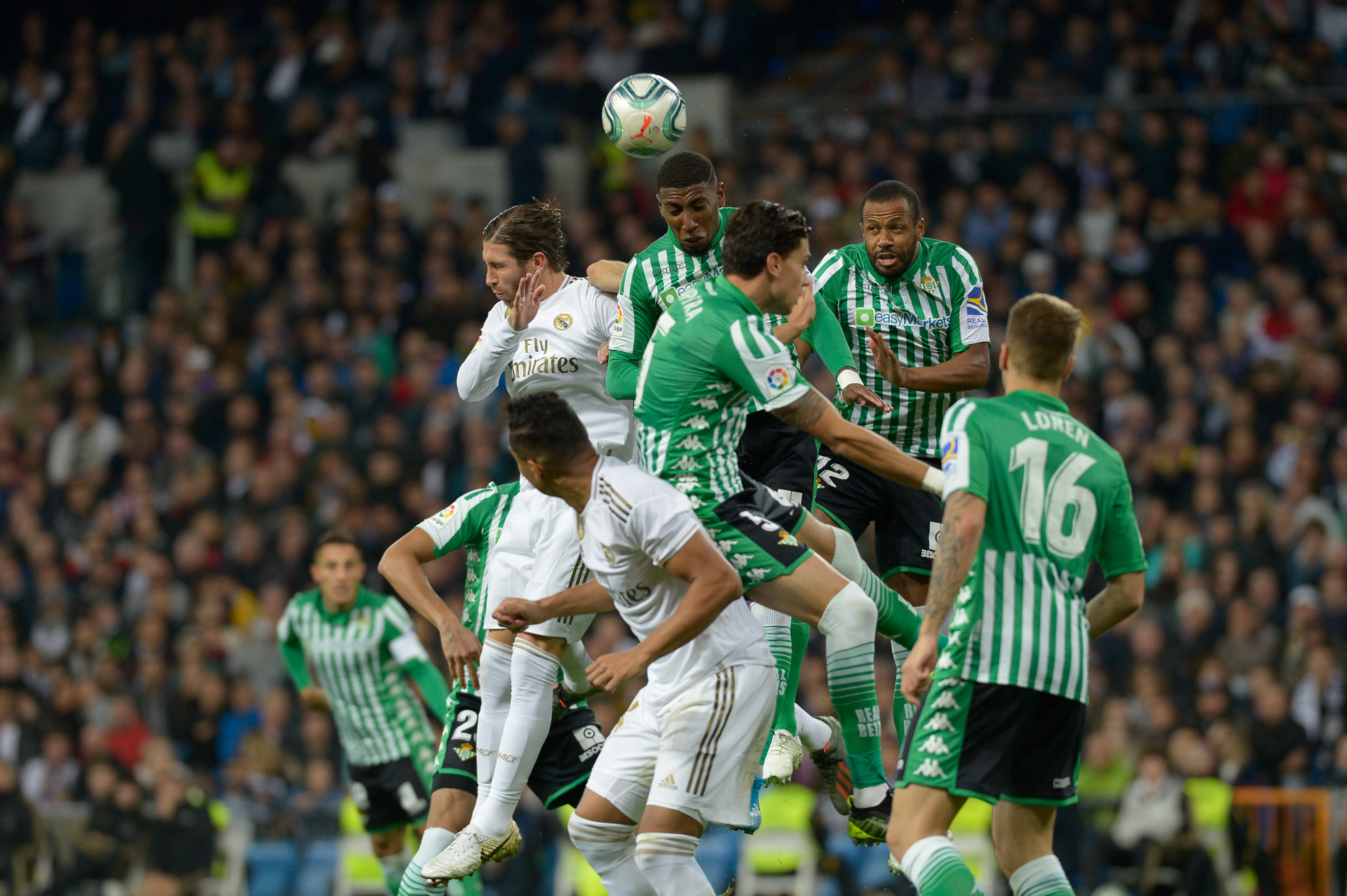 Sergio Ramos disputa el balón durante el partido entre el Real Madrid y el Betis.