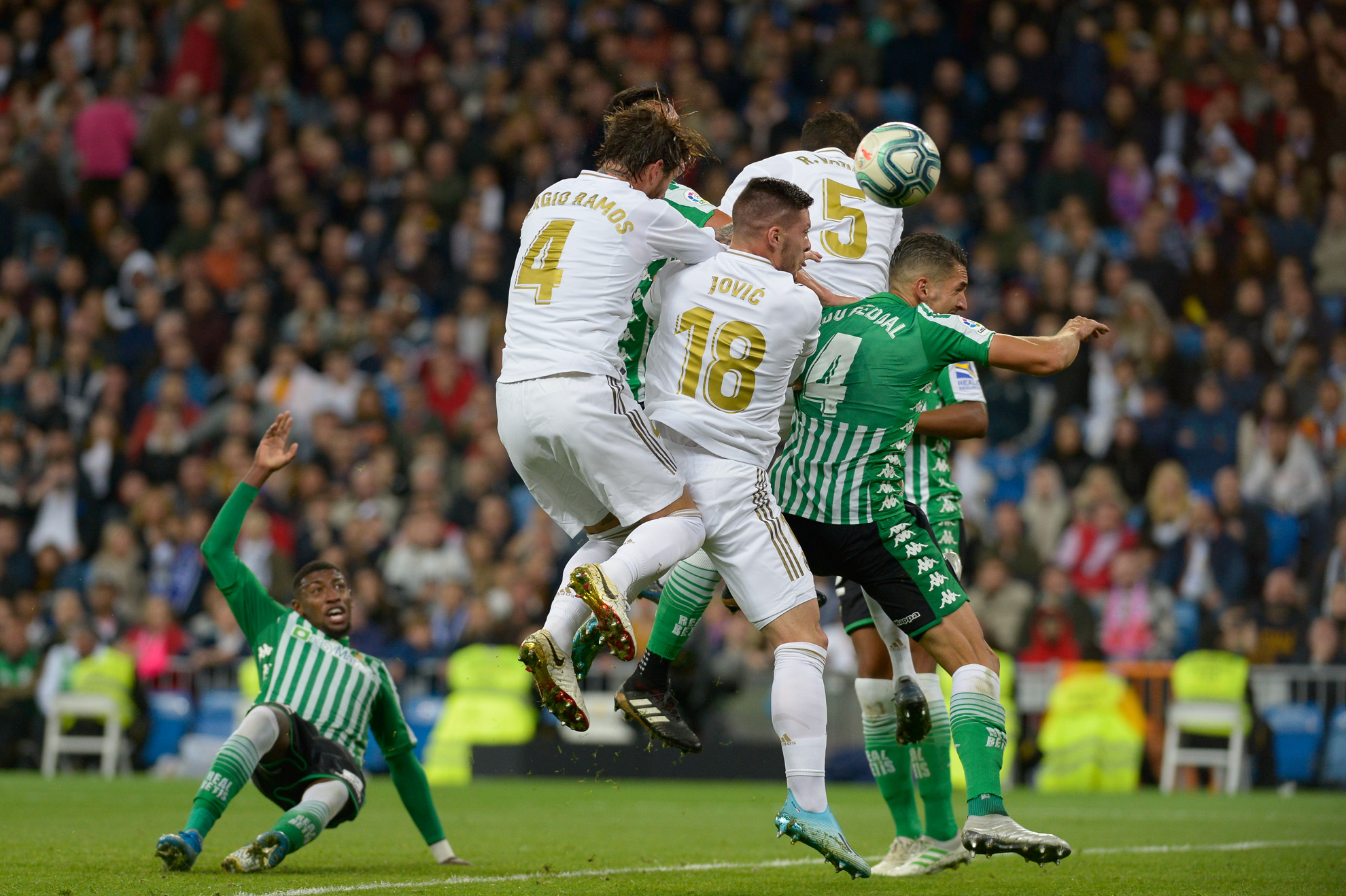 Jovic y Ramos disputan el balón con los jugadores del Betis. 