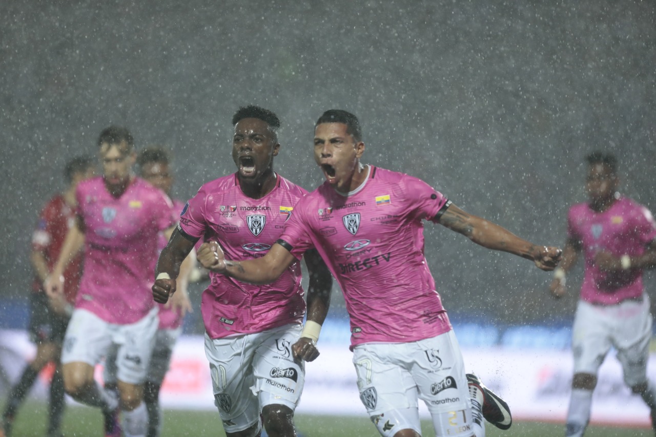 Fernando León festeja su gol.