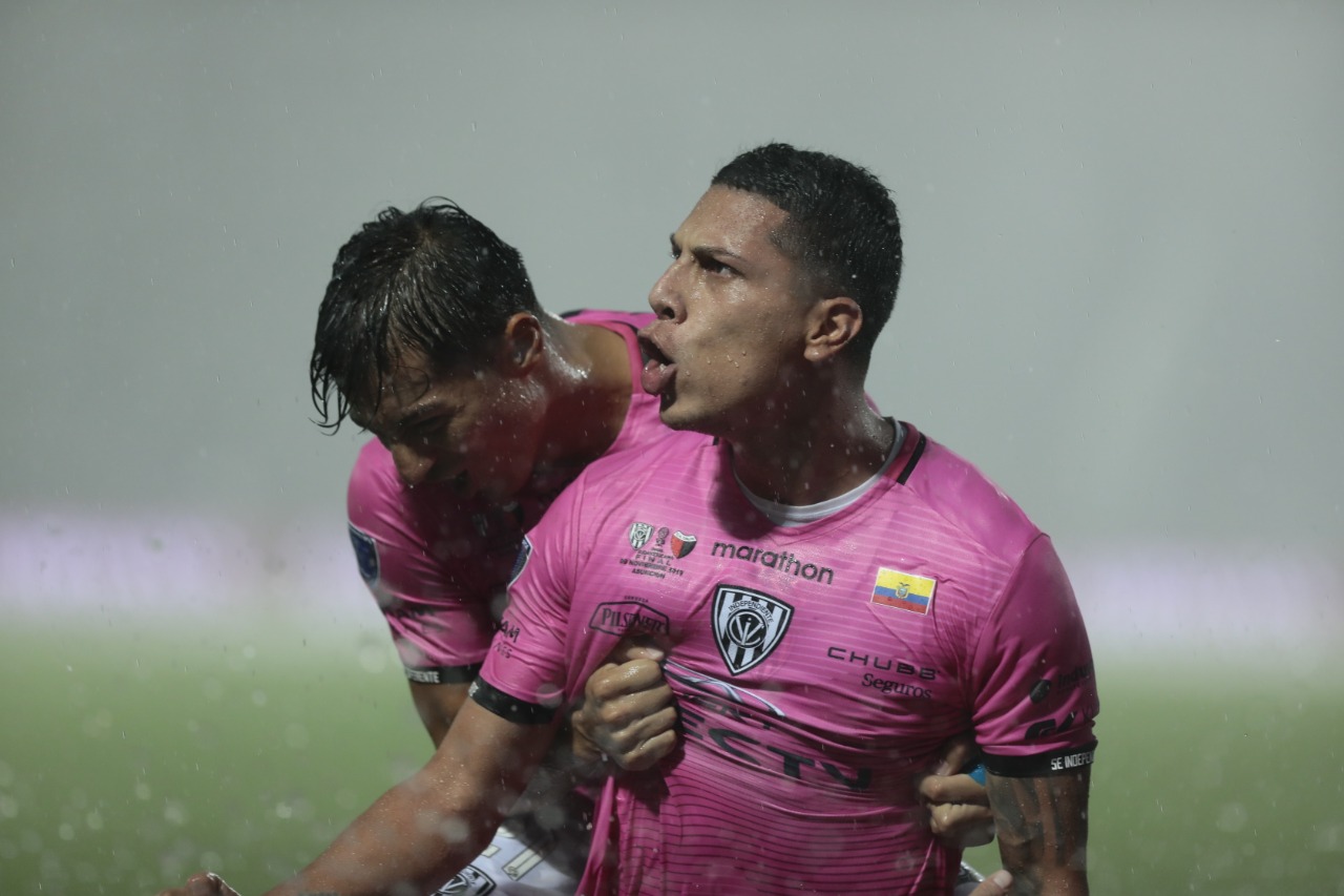 El jugador del independiente del Valle Fernando León festeja su gol.