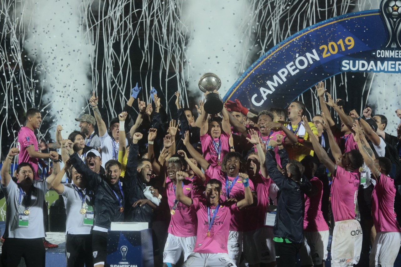 Los ecuatorianos festejan el logra ser campeones de la Copa Sudamericana.