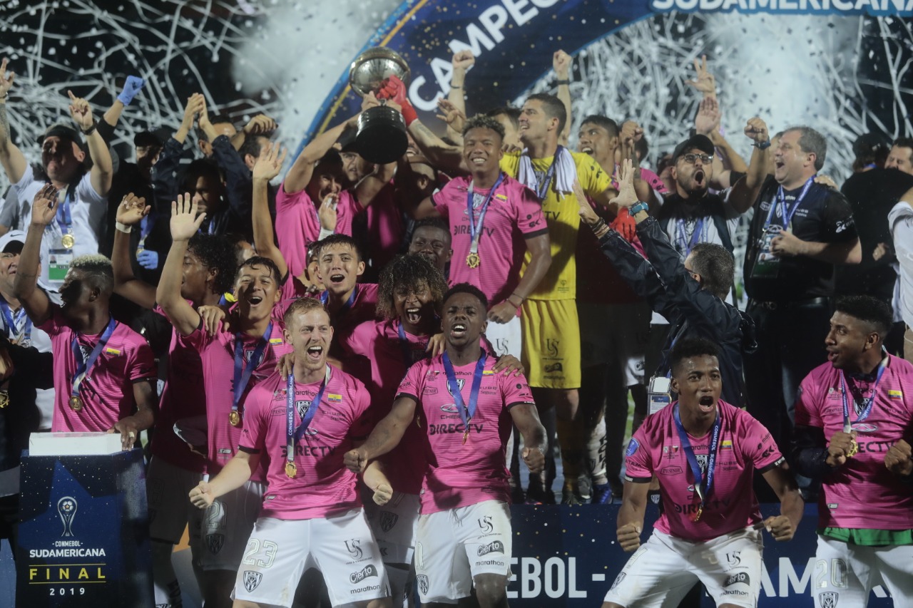 Jugadores del Independiente de Valle festejan el campeonato.