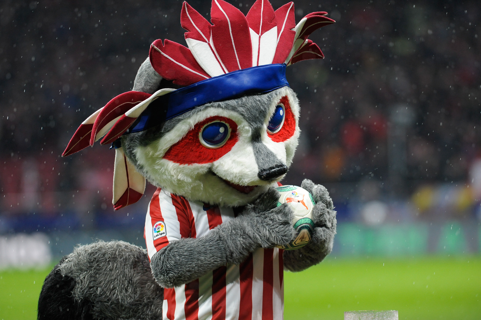 La mascota del Atlético de Madrid en los previos del partido contra el Barça.