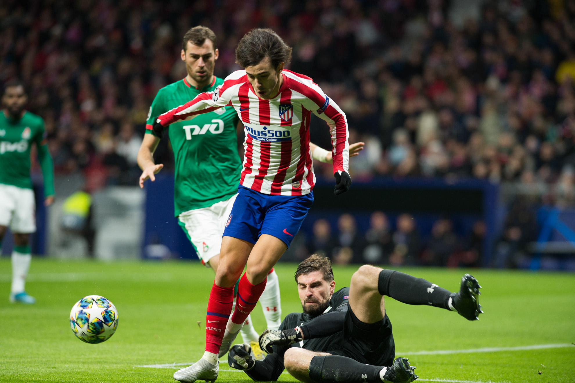 Kochenkov comete la falta penal a Joao Félix durante el partido contra el Lokomotiv.