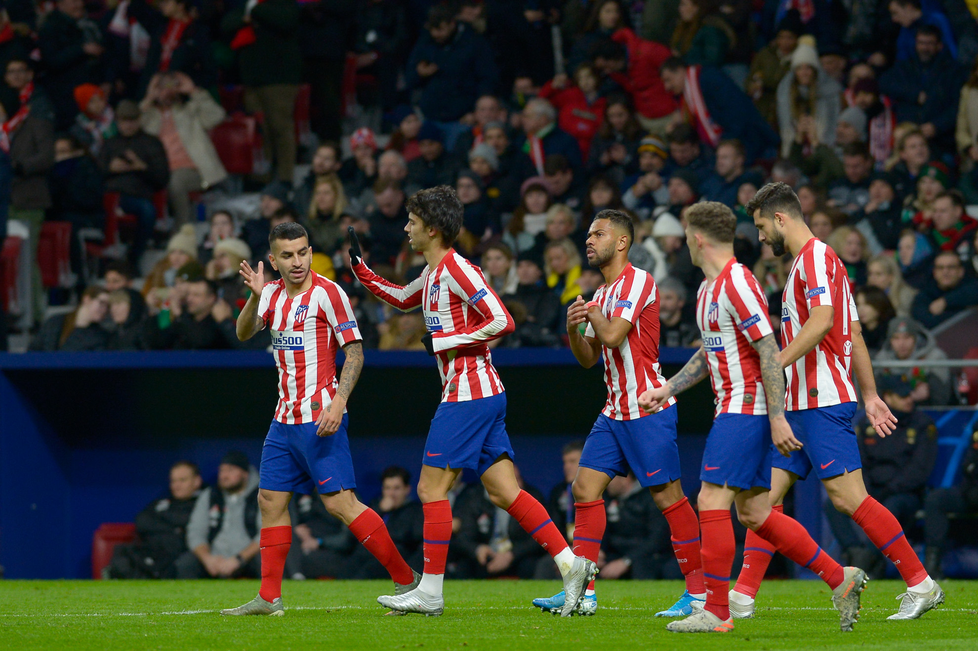 Jugadores del Atlético de Madrid celebran el gol de Joao Félix durante el partido contra el Lokomotiv.