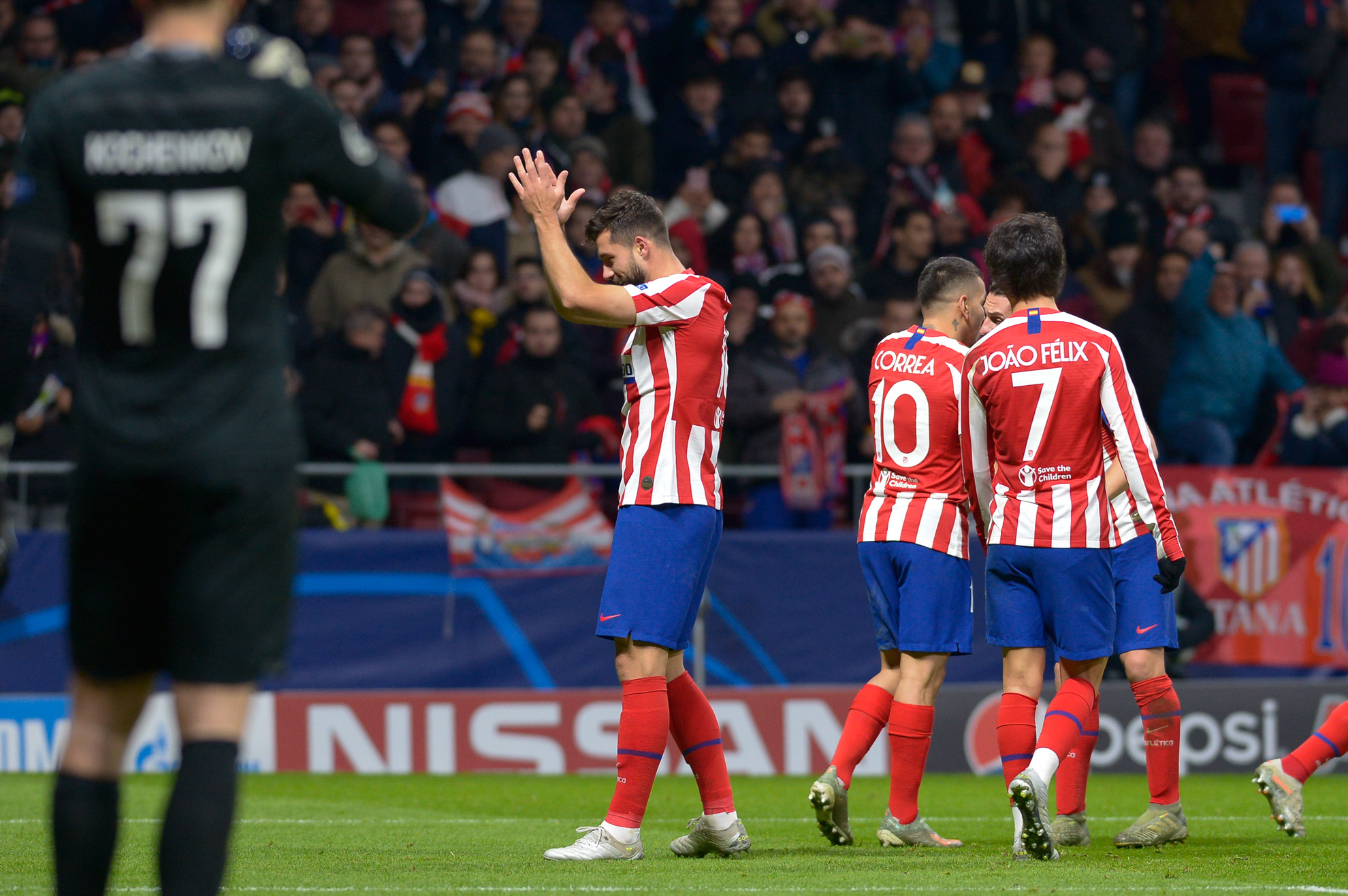 Festejo de Felipe luego de marcar el segundo gol durante el partido entre el Atlético y el Lokomotiv.