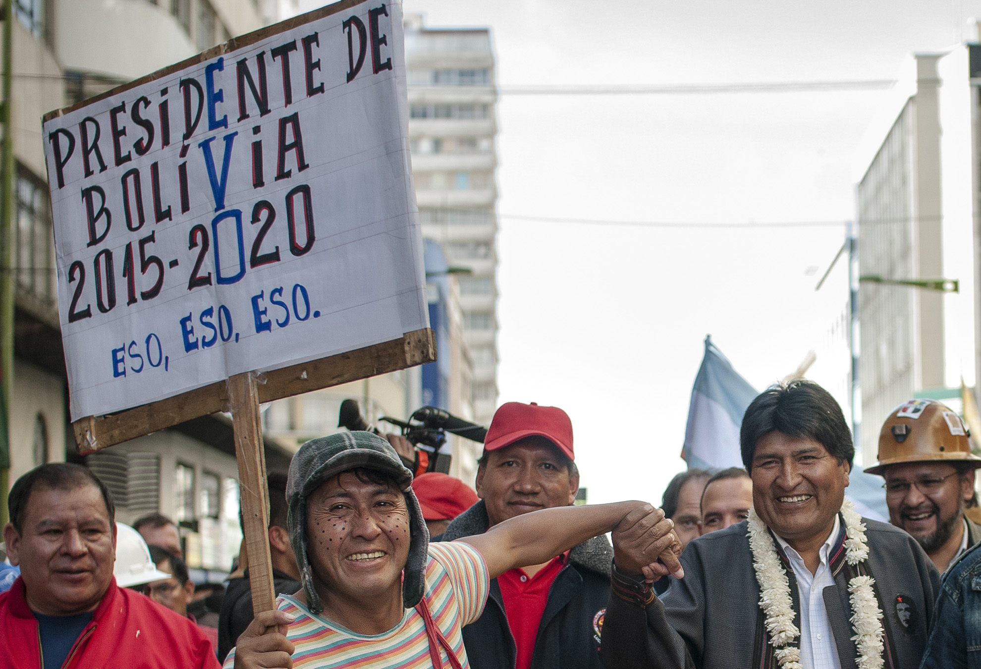 Morales intentó deshacer el entuerto anunciando la convocatoria a nuevas elecciones, pero parecía demasiado tarde. Los militares le retiraron el apoyo y le “sugirieron” que se renuncie.