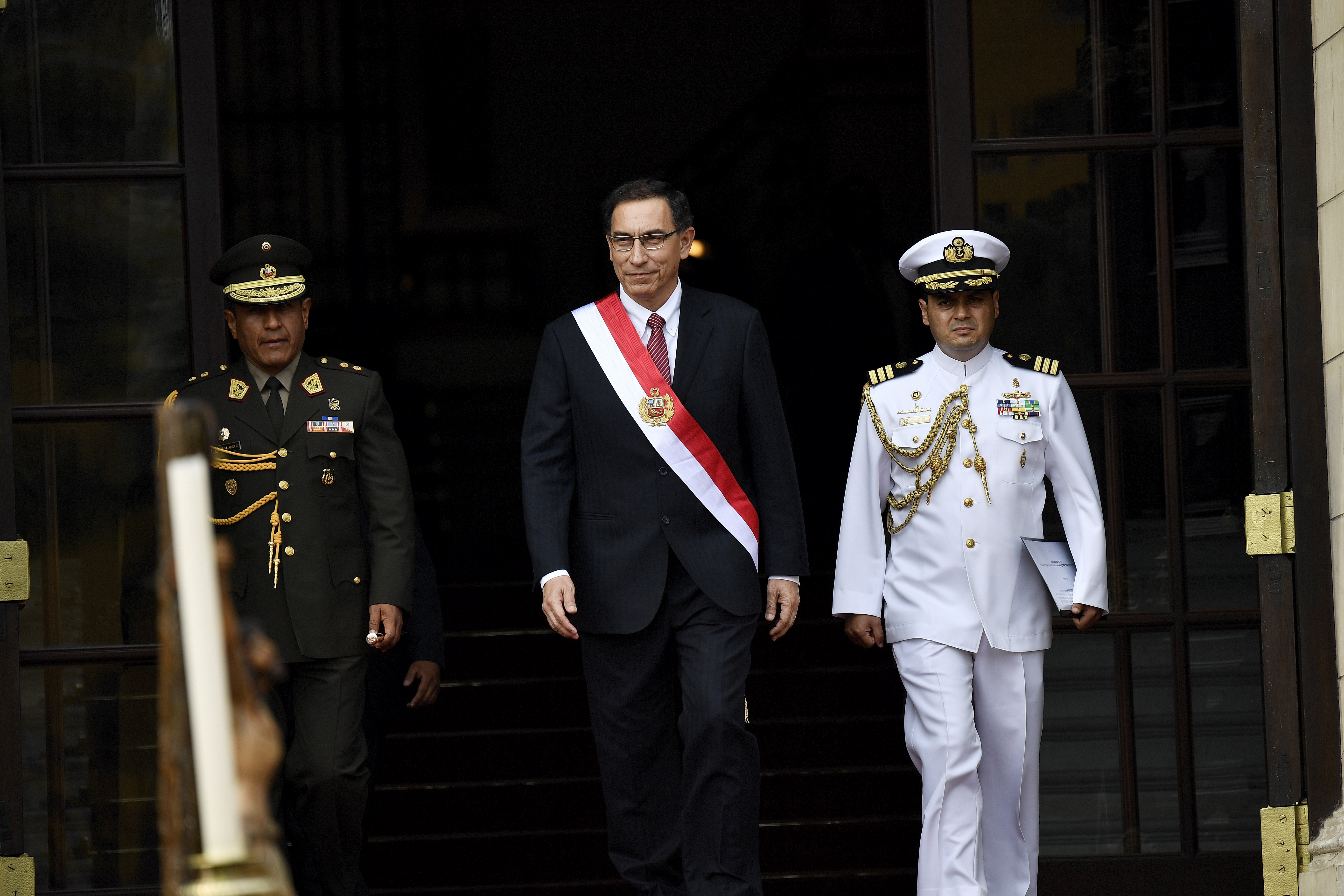 El presidente peruano, Martín Vizcarra decide disolver el Congreso del Perú y convocar a nuevas elecciones.