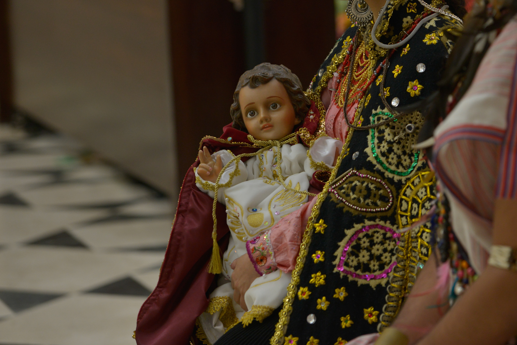 La imagen del niño Jesús es una representación de las esculturas de la Escuela Quiteña. 