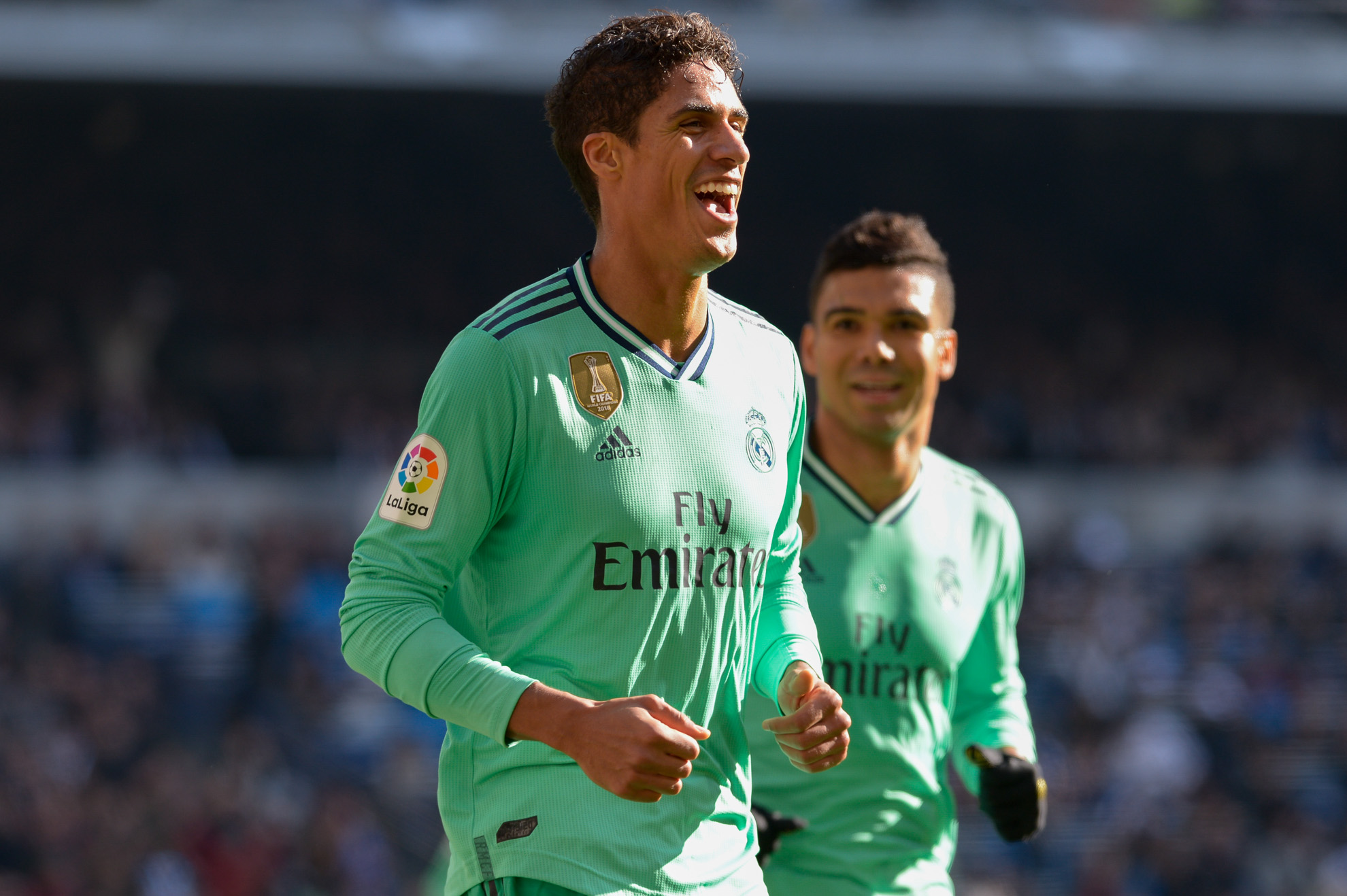 Raphaël Varane celebra su gol durante el partido frente al Espanyol.