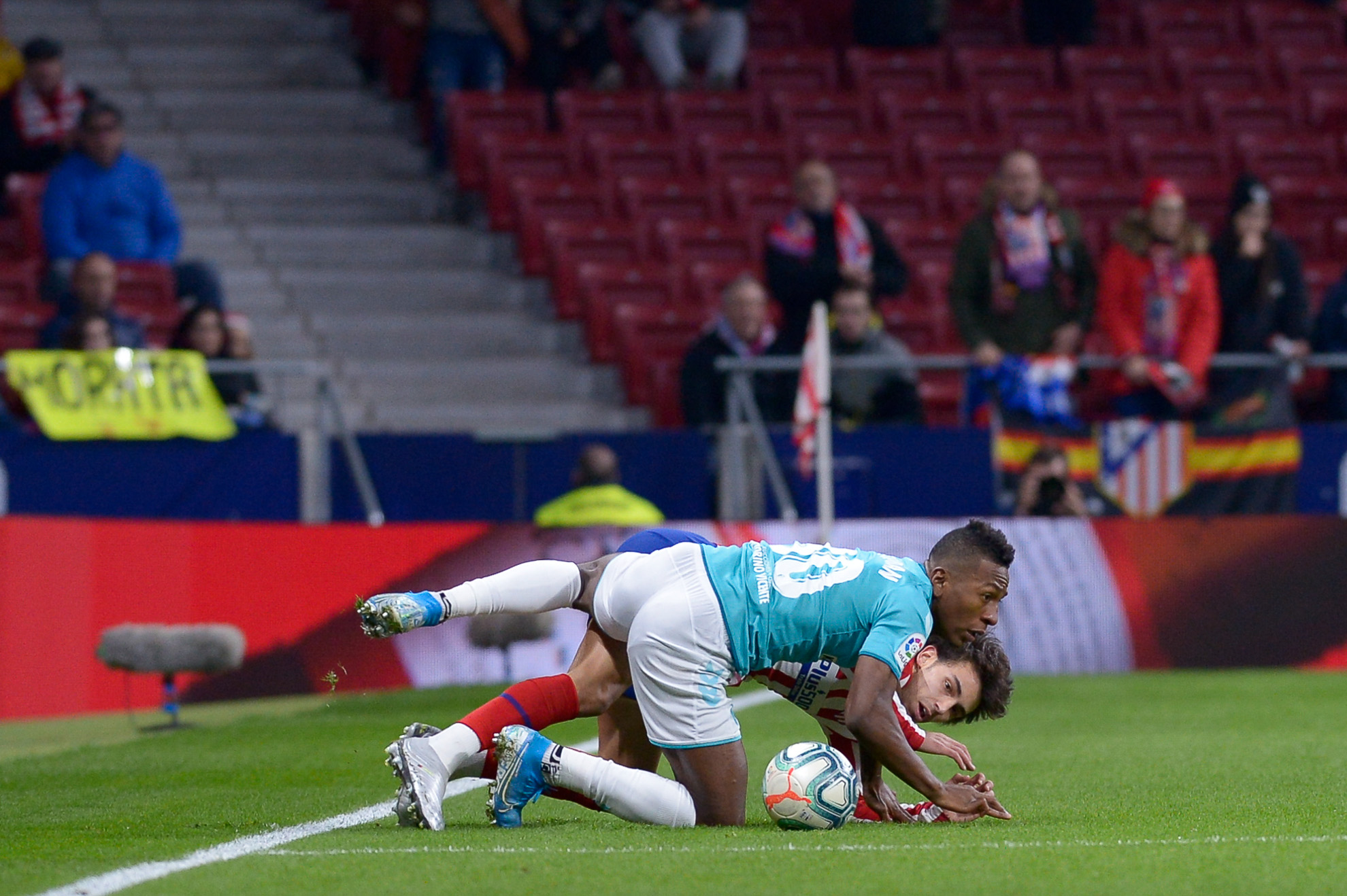 Joao Féliz y Pervis Estupiñán durante el partido entre el Atlético de Madrid vs CA Osasuna.