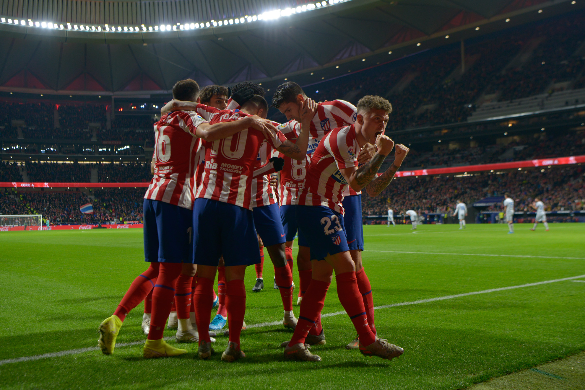 Los Jugadores del Cholo Simeone festejan el primer gol del partido entre el Atlético de Madrid vs Levante.