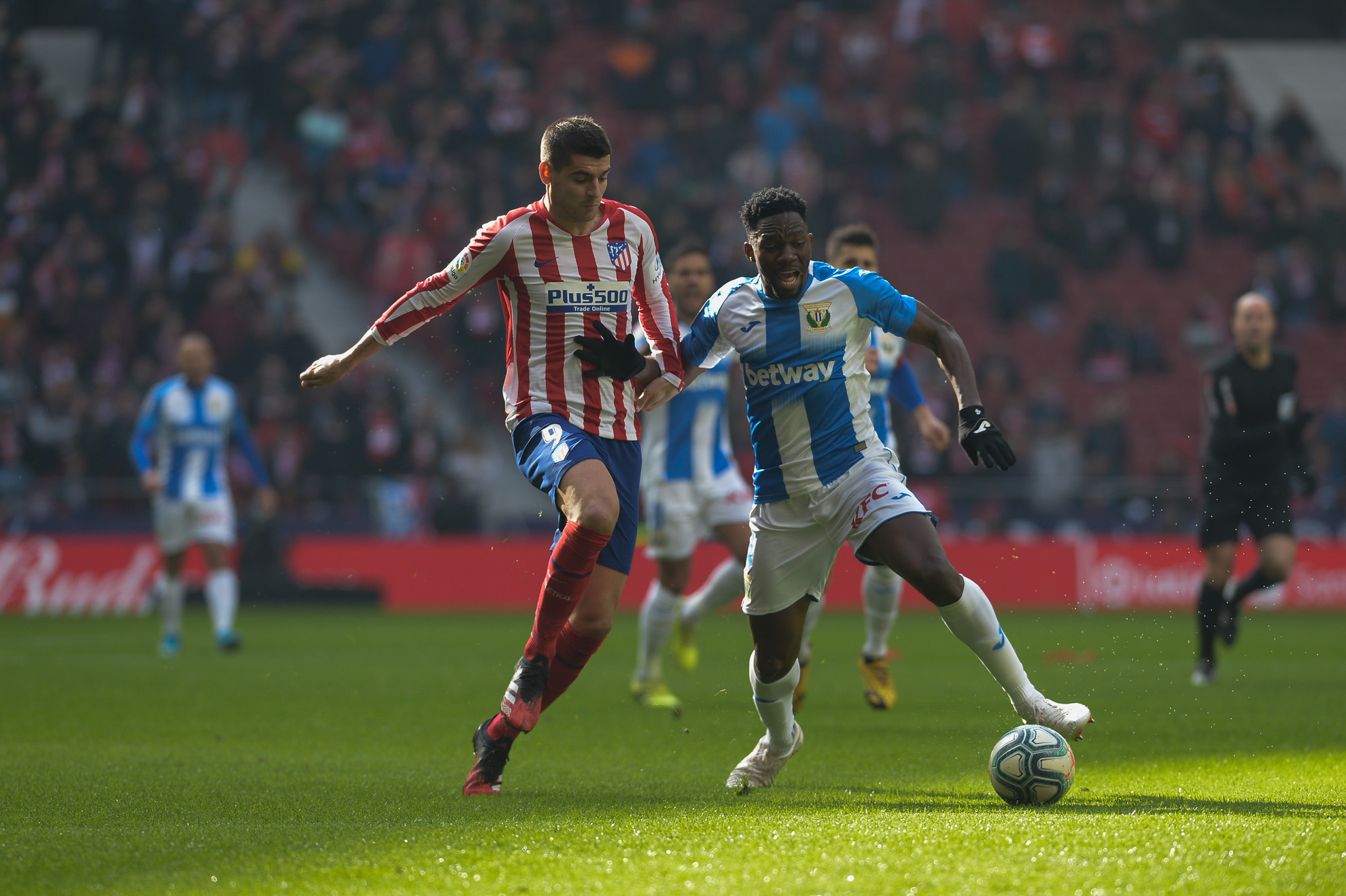 Omeruo y Álvaro Morata disputan el balón durante el partido. Los de Simeone no lograron vencer al Leganés.