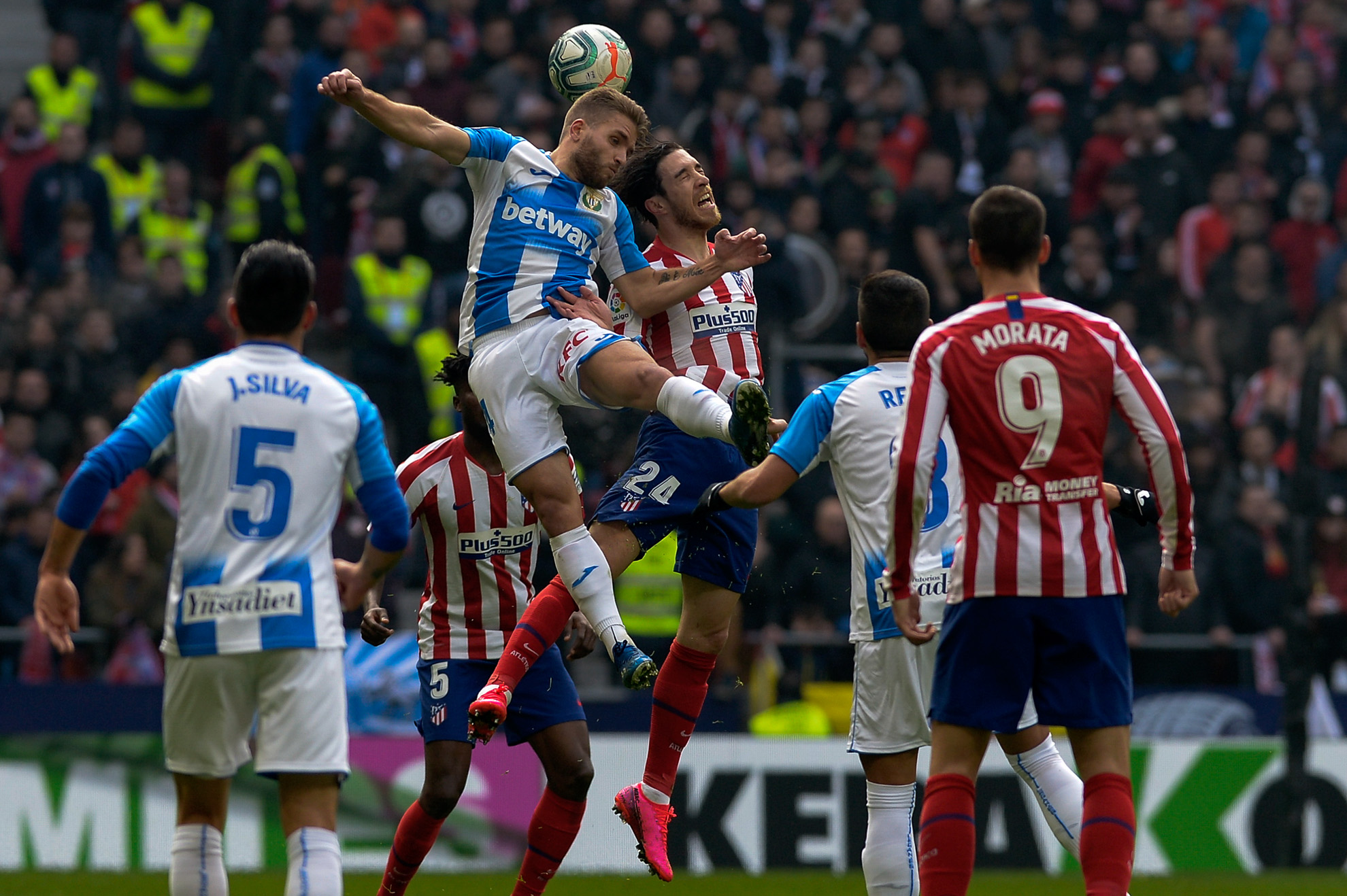 Vrsaljko y Rodrígues disputan el balón durante el partido.