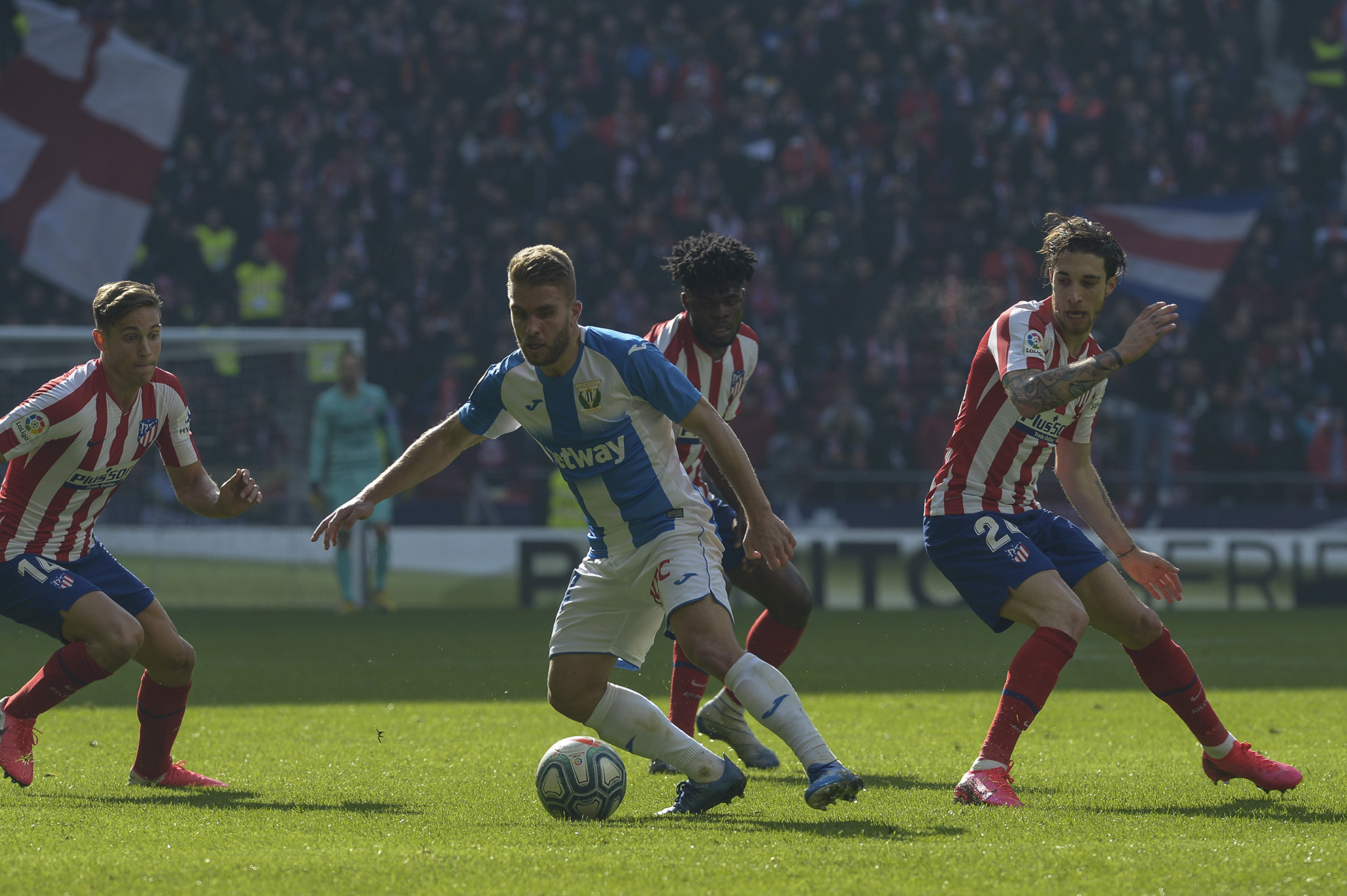 Vrsaljko, Thomas Partey y Llorente disputan el balón durante el partido.