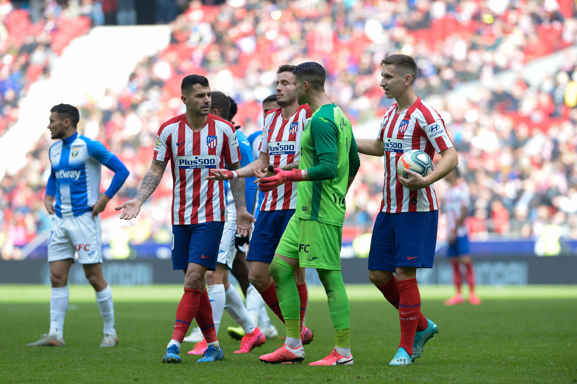 Saúl, Vitolo y Saponjic discuten con el portero del Leganés Cuéllar. Los de Simeone no lograron vencer al Leganés. 