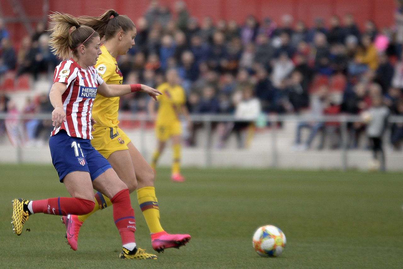 Carmen disputa el balón con Martens durante el partido.