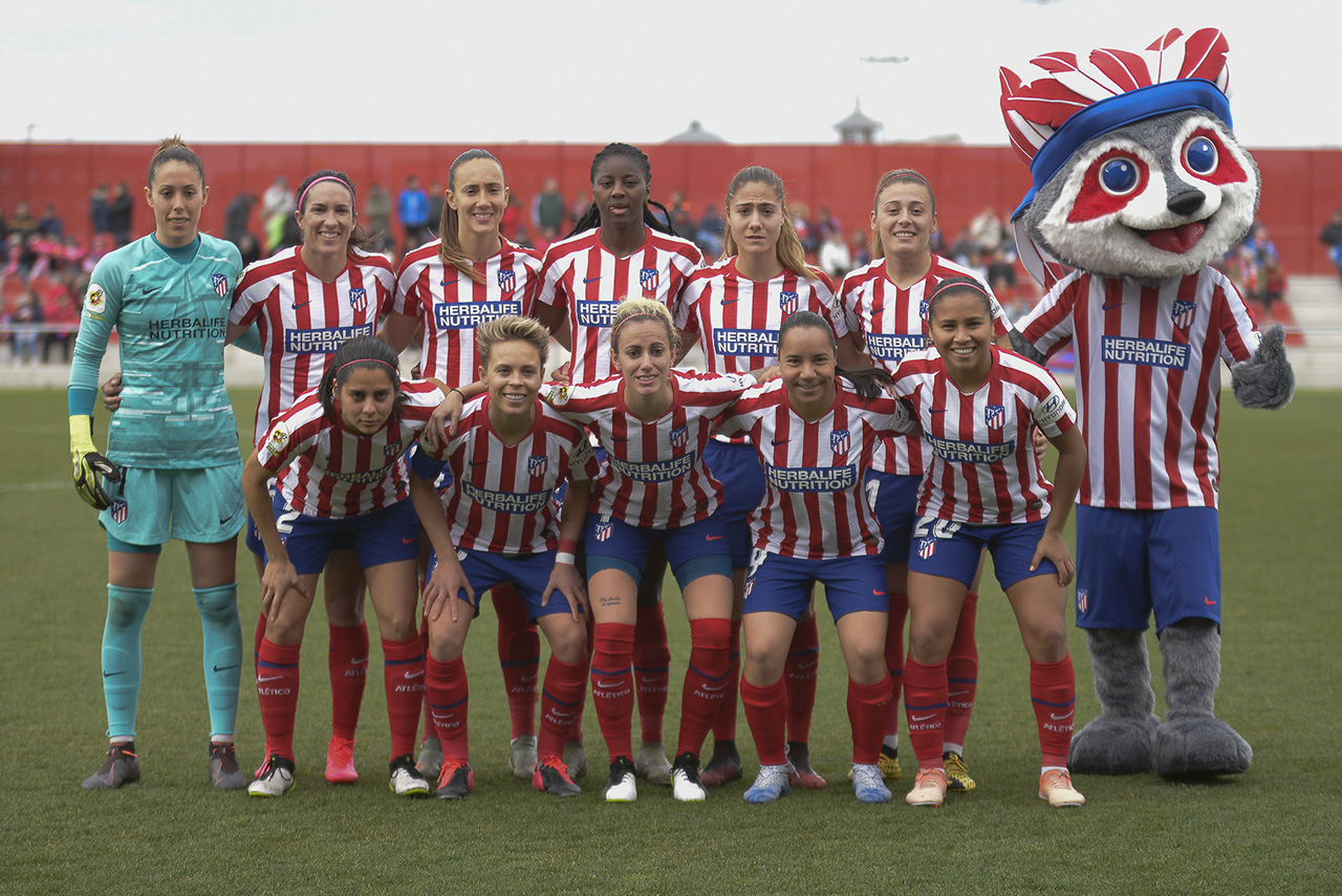 La jugadoras del Atlético Femenino posan en los previos del partido.
