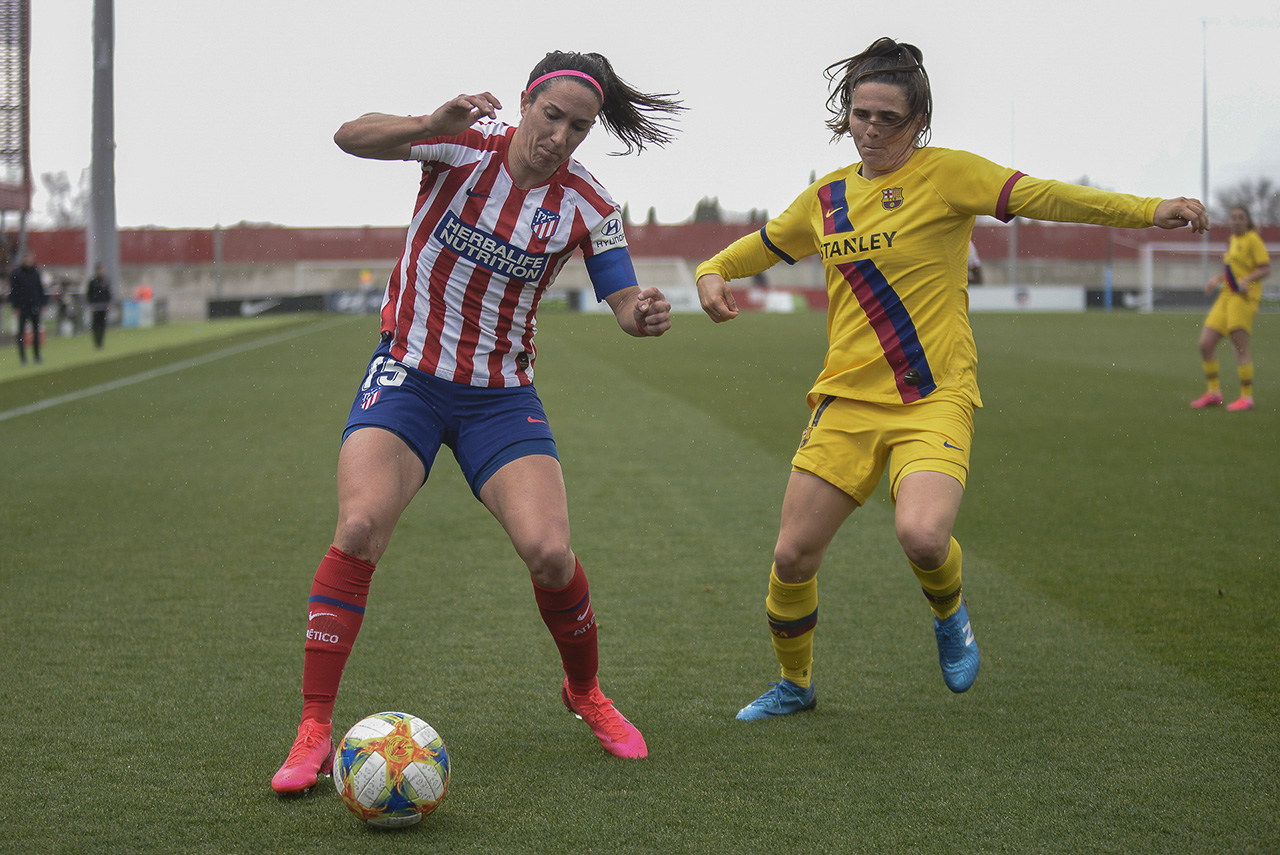 Silvia Meseguer y Pereira disputan el balón durante el partido.
