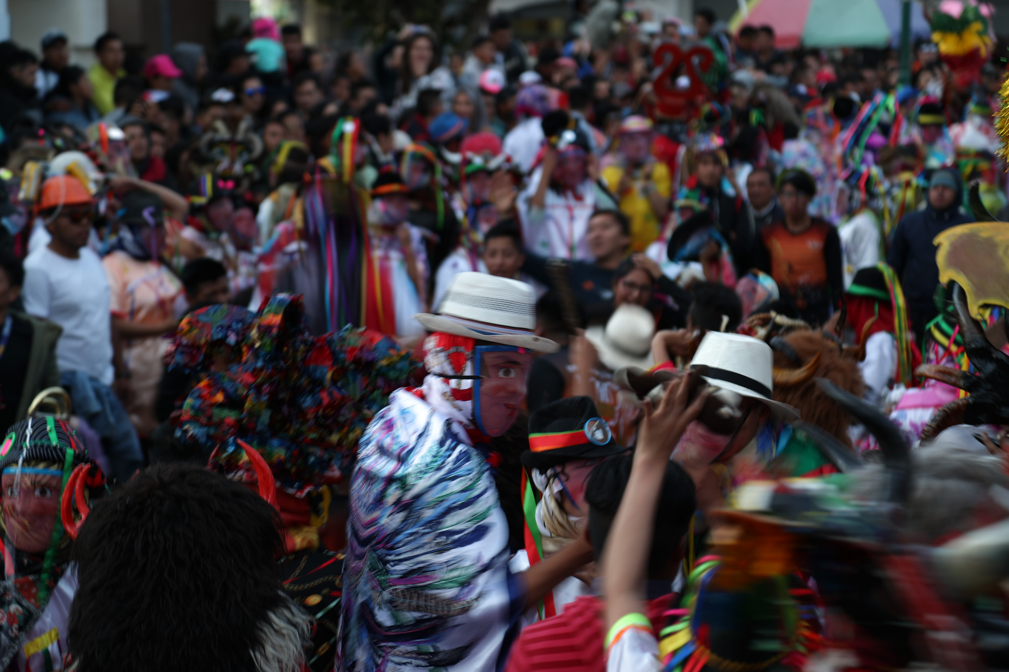 Los diablos, las guarichas, los capariches, las parejas de línea y la banda son los personajes de la Diablada Pillareña