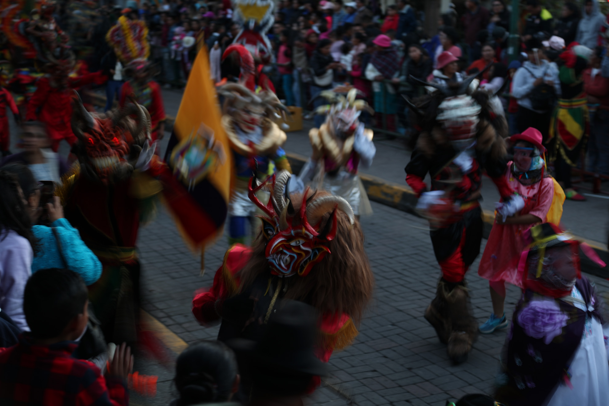 Fotografiar la Diablada Pillareña es gratificante, hay cientos de escenas ocurriendo a la vez.