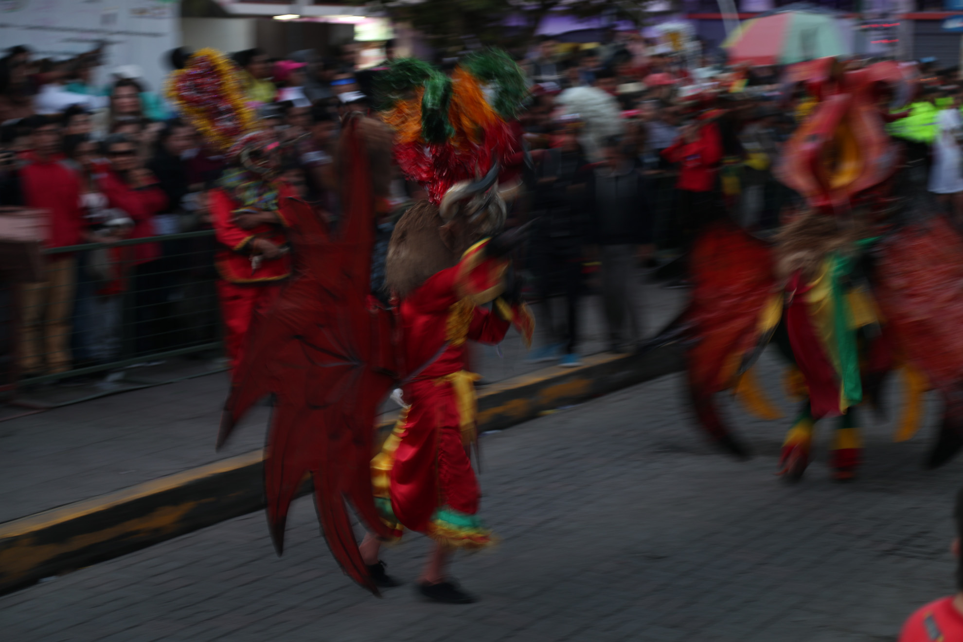 Los diablos dan el toque pagano de las fiestas en los pueblos andinos