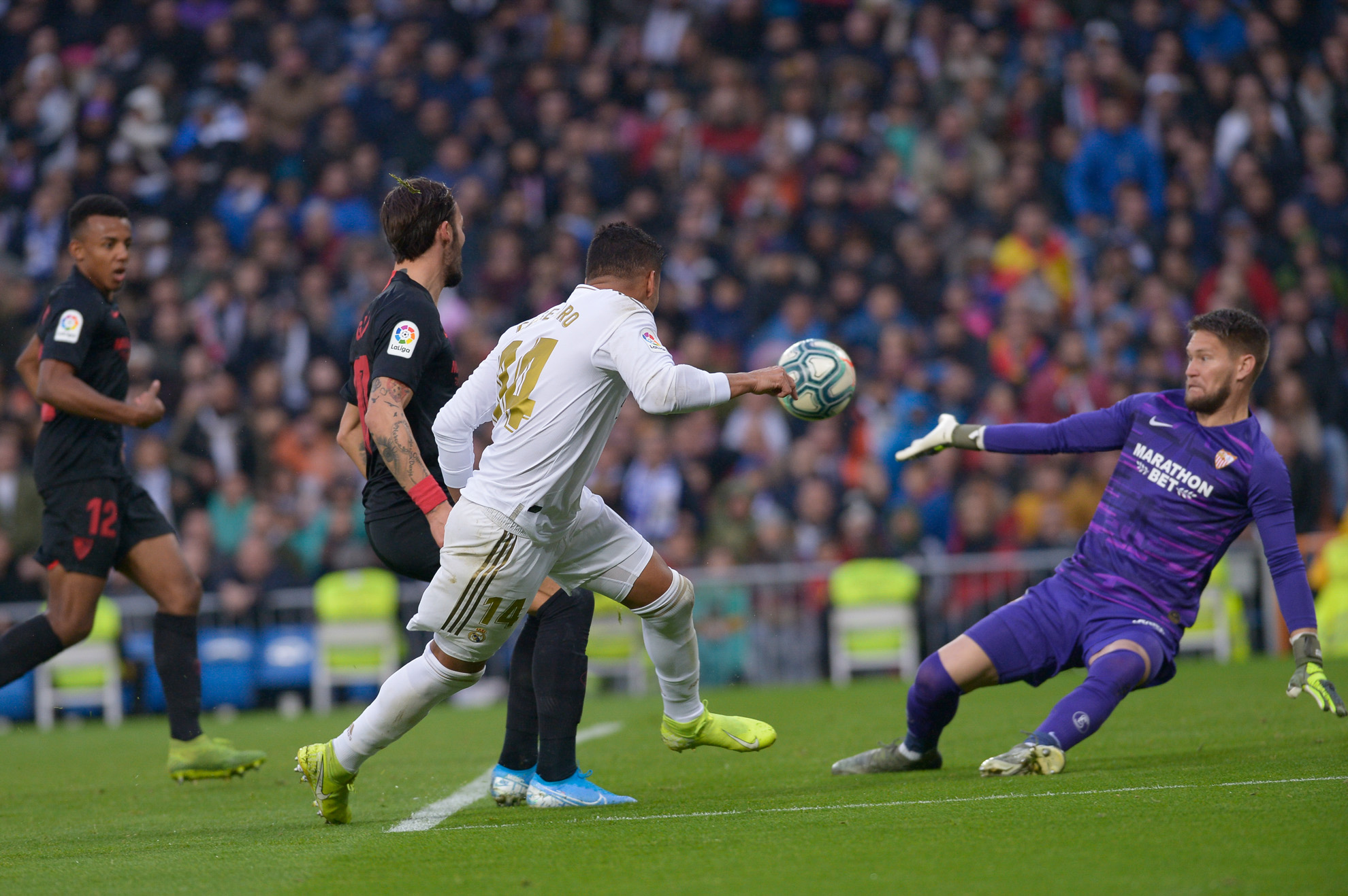 Casemiro marca el primer gol durante el partido frente al Sevilla.