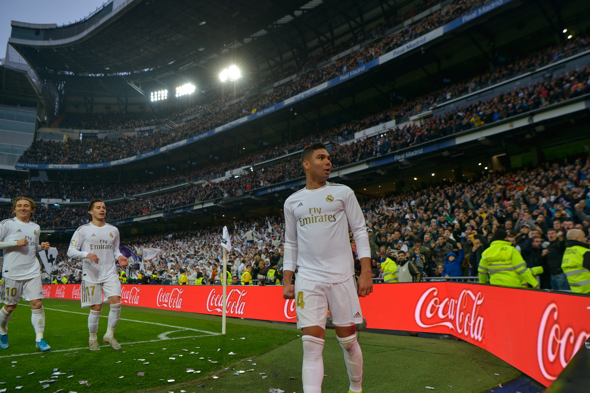 Casemiro festeja el primer gol durante el partido frente al Sevilla.