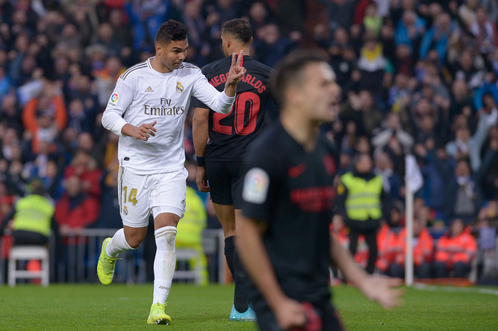 El brasileño Casemiro festeja el segundo gol durante el partido frente al Sevilla.