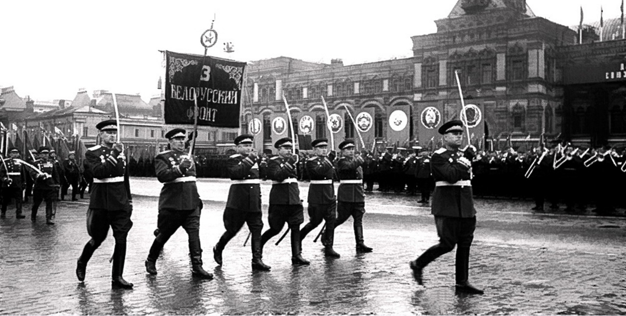24 de Junio, 1945 Parada de la Victoria. Mariscal Vasilevsky encabeza la brigada de Bielorrusia. 