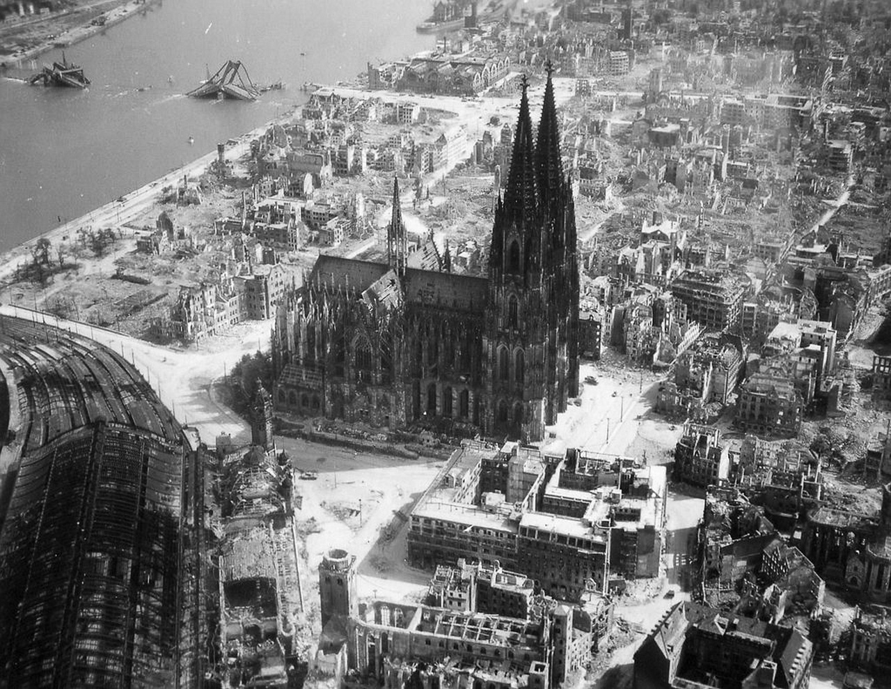 Catedral de Colonia durante la Segunda Guerra Mundial. Esta catedral era utilizada como marca territorial para que los aliados pudieran lanzar las bombas contra los objetivos deseados