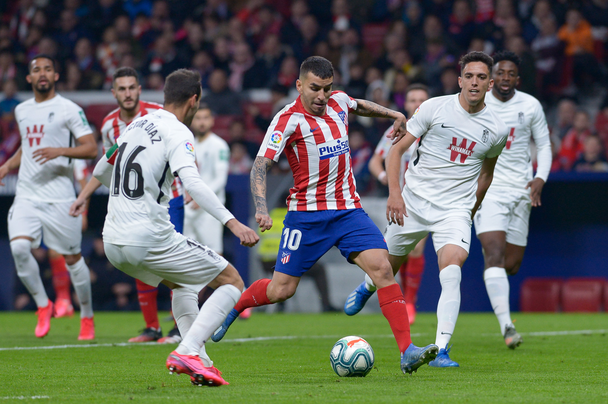 Ángel Correa marca el gol en el partido contra el Granada.