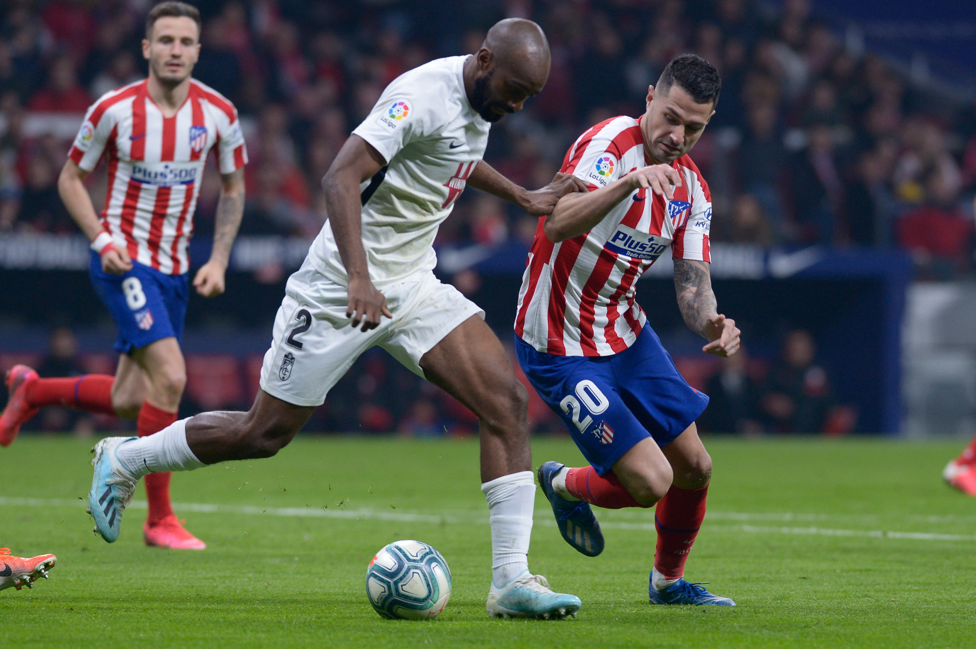 Vitolo y  Foulquier disputan el balón durante partido en el Wanda. 