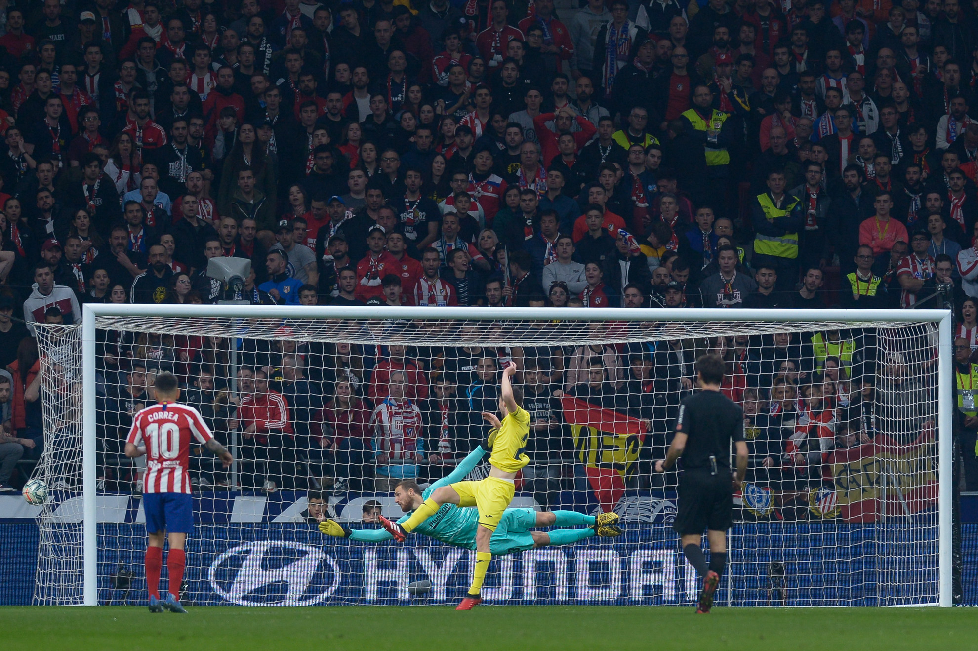 Paco Alcácer  marca el gol del Villarreal.