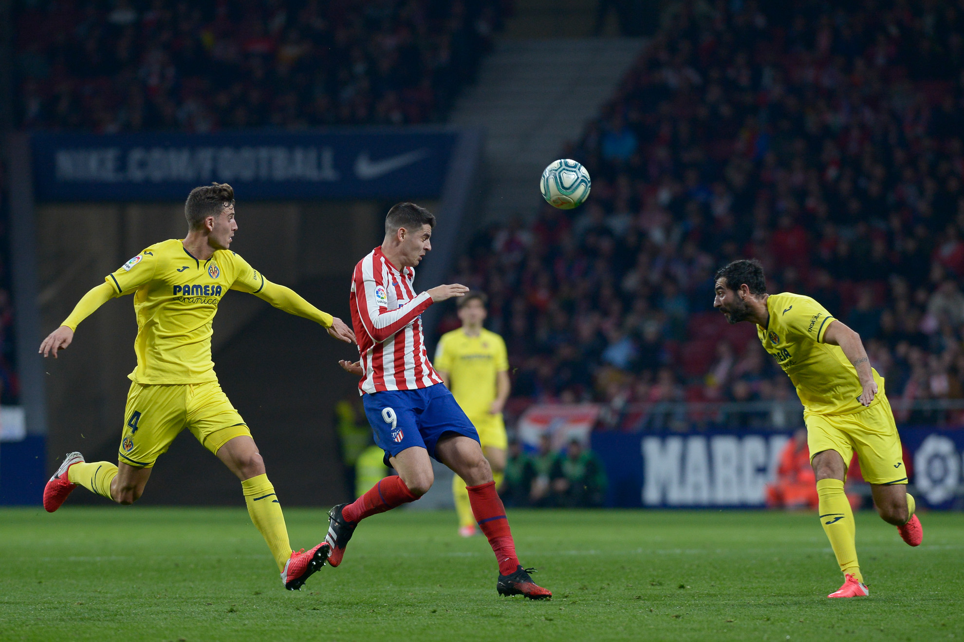 Álvaro Morata y Pau disputan el balón durante el partido.