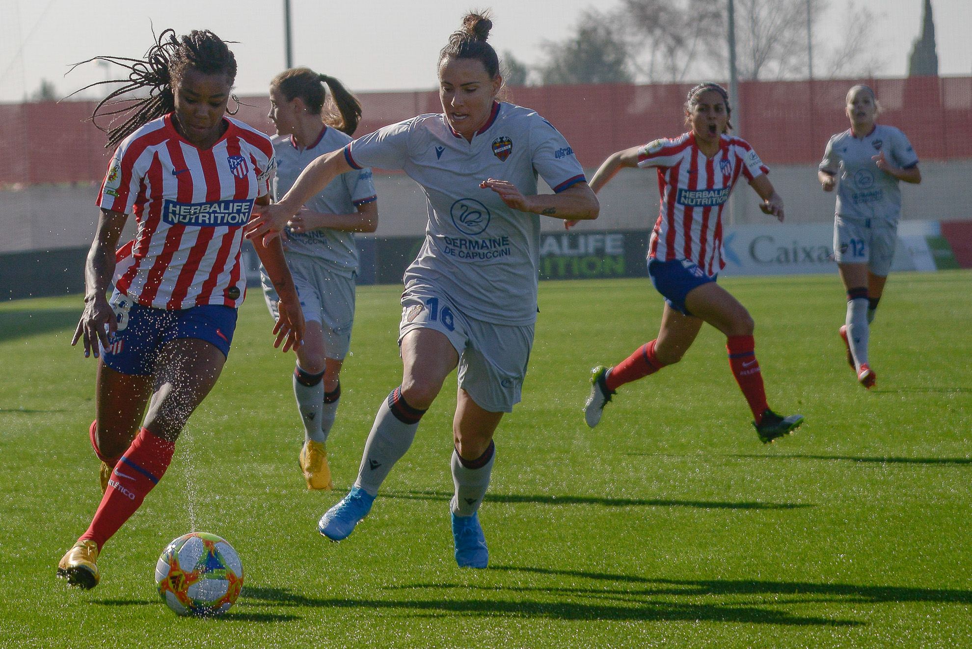 Ludmila da Silva del Atlético Femenino disputa el balón durante el partido contra el Levante. 