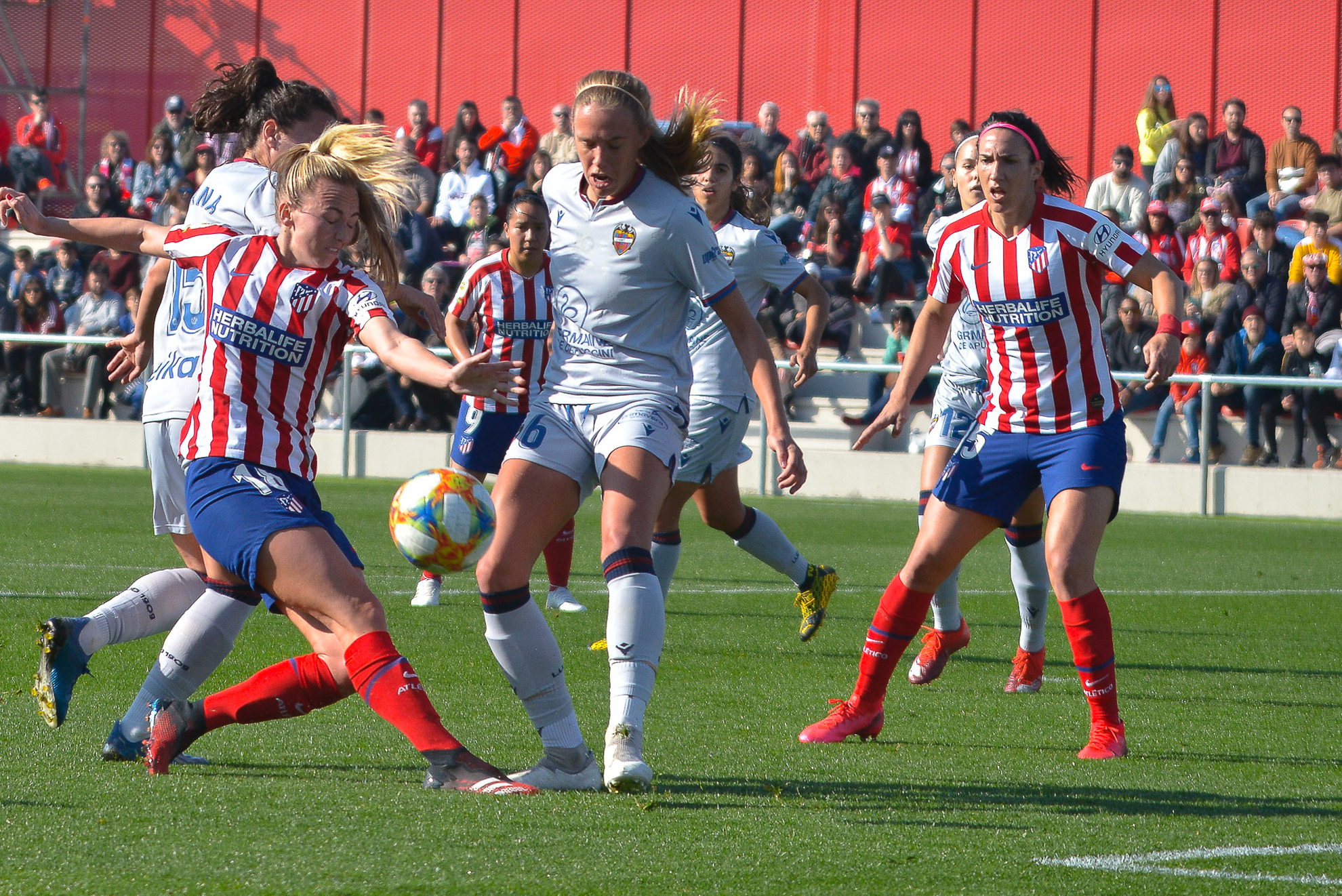 Toni Duggan del  Madrid  Femenino durante el partido.