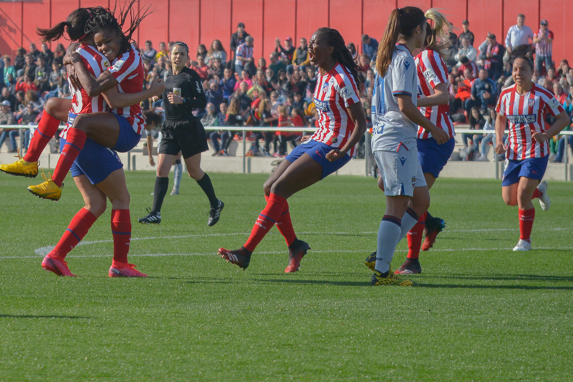 Jugadoras del Atlético festejan uno de los goles.