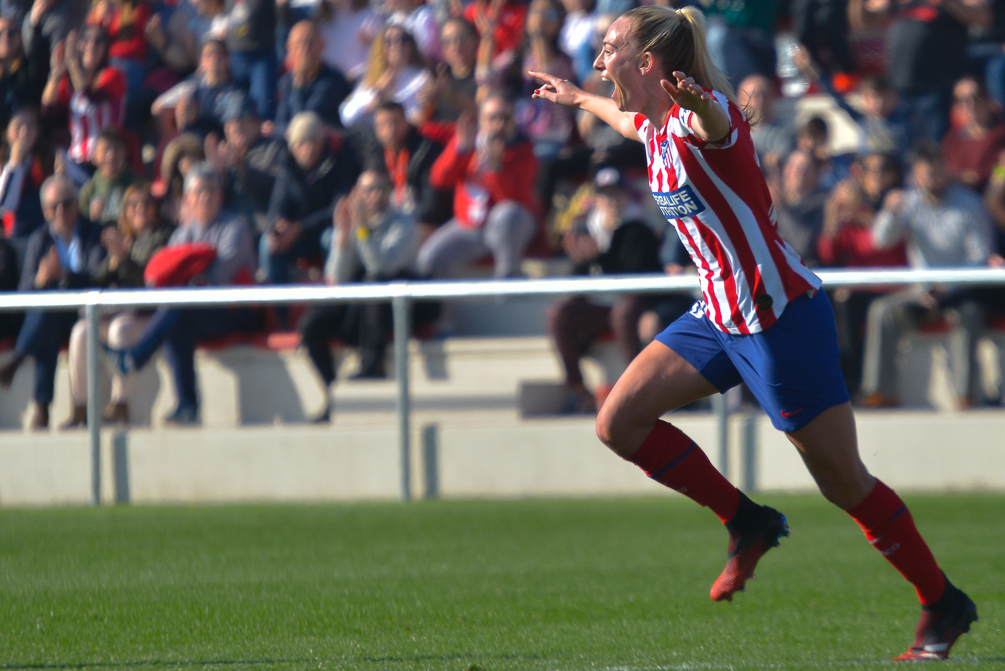 La inglesa Toni Duggan festeja su gol.