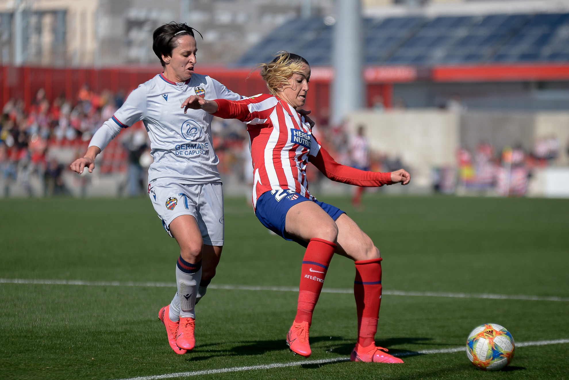 Jugadoras del Femenino y del Levante UD disputan el balón.