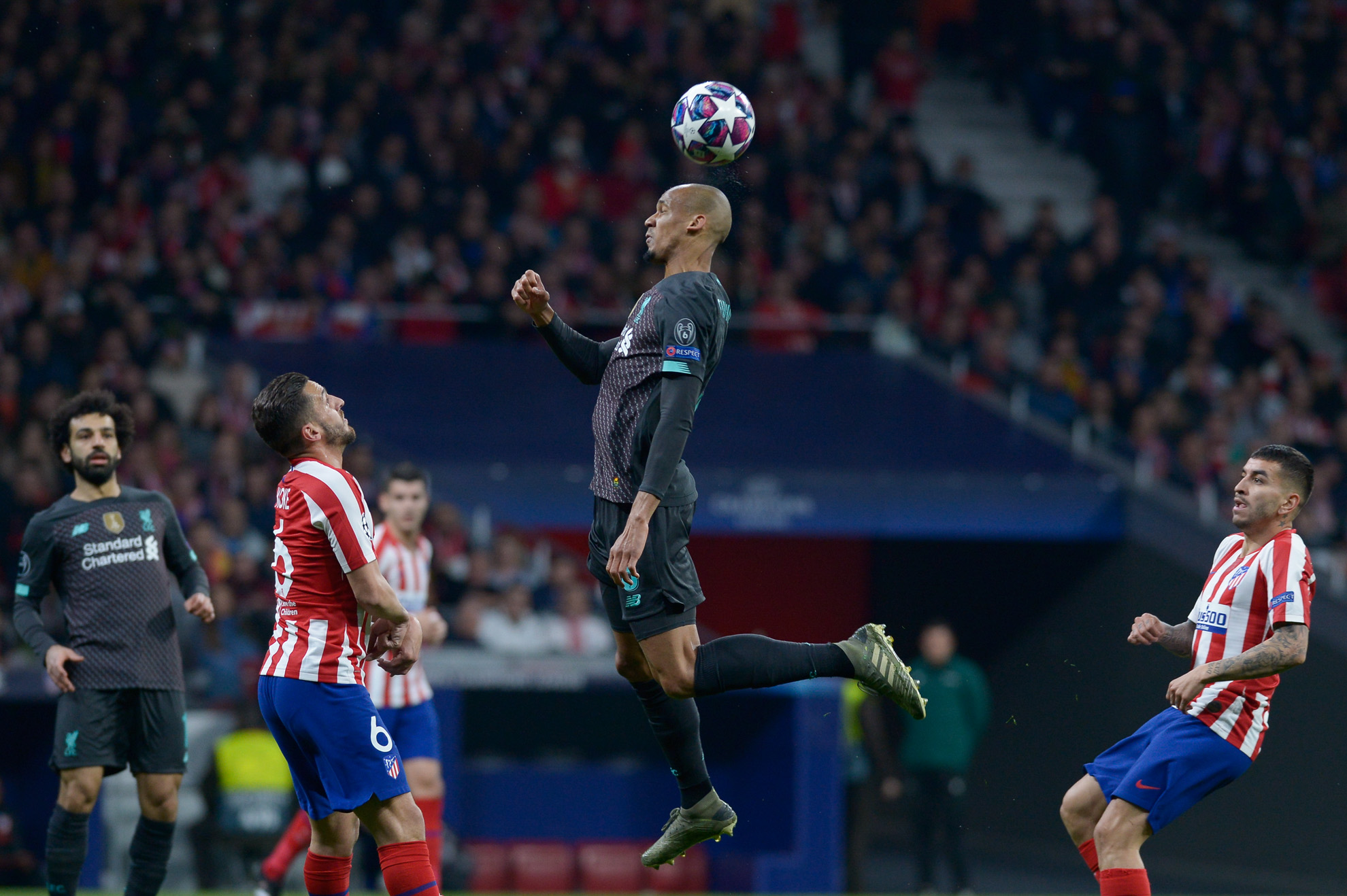 Koke y Fabinho disputan el balón durante el partido en el Wanda.