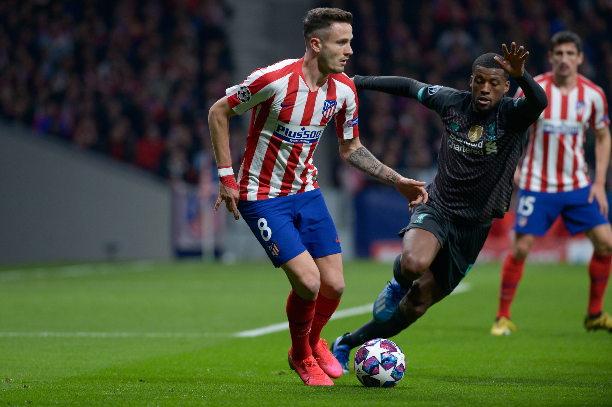 Saúl y  Wijnaldum disputan el balón durante el partido en el Wanda.