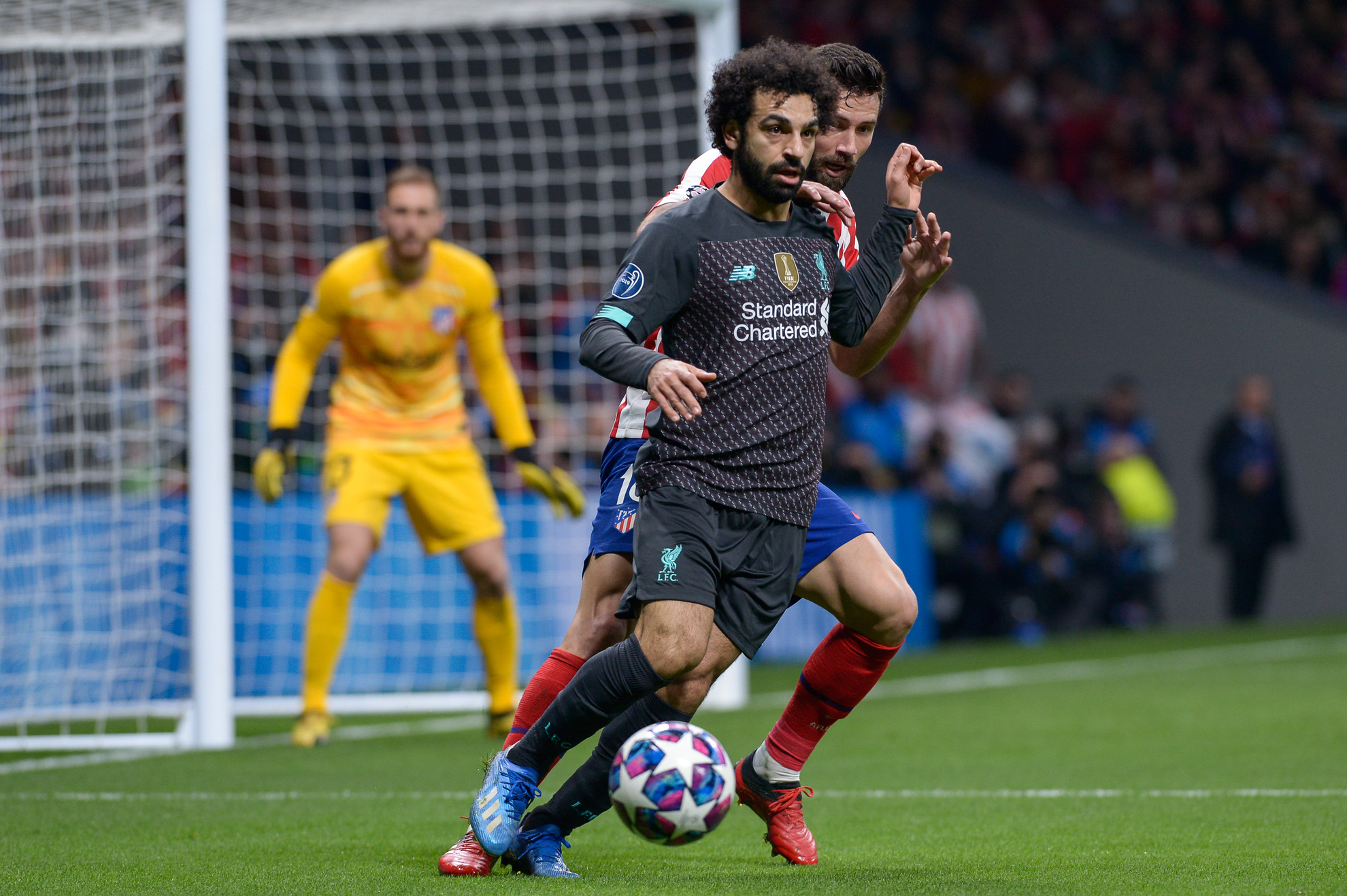 Felipe y Salah disputan el balón durante el partido en el Wanda.