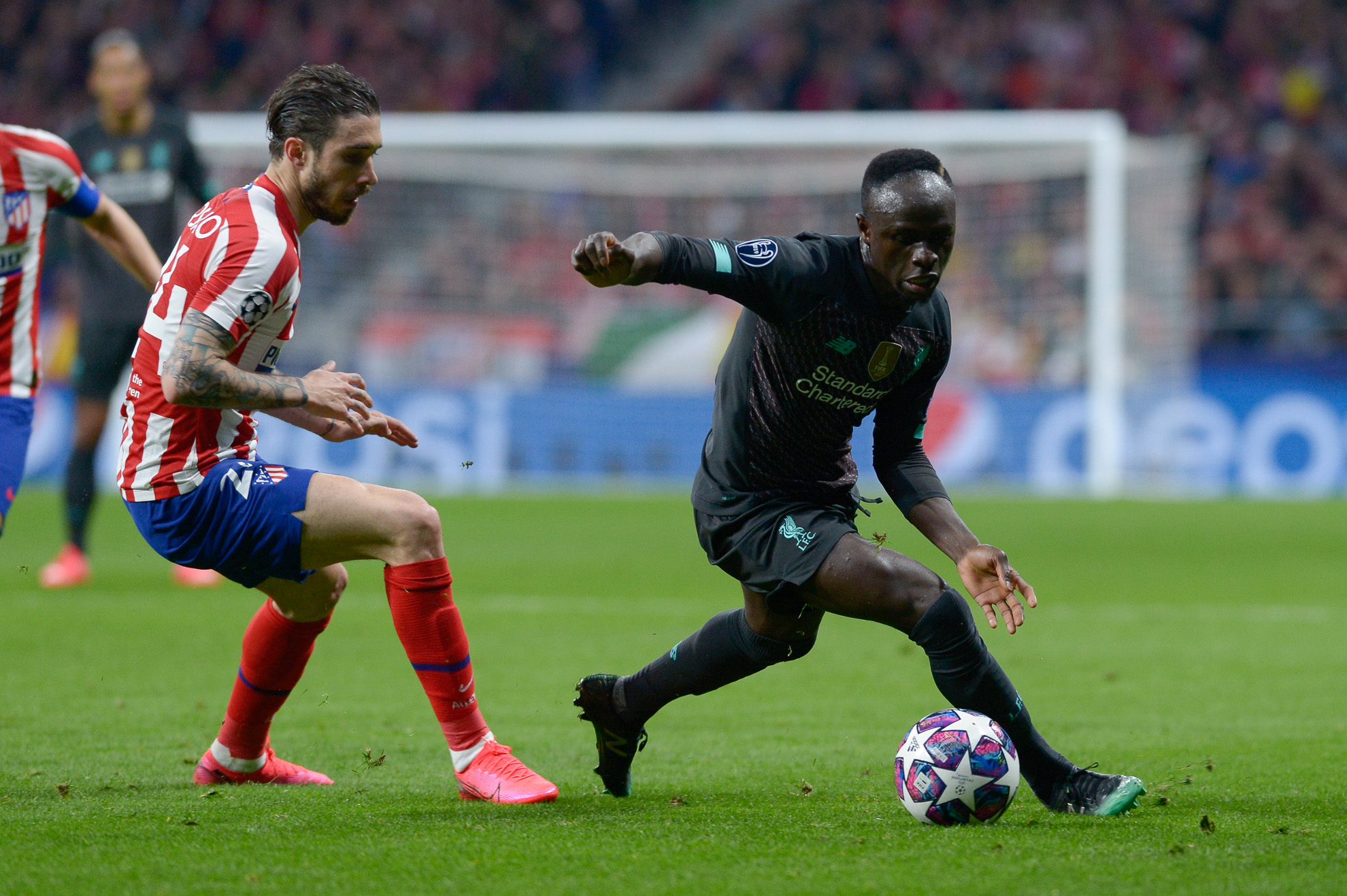 Vrsaljko y Mané  disputan el balón durante el partido en el Wanda.